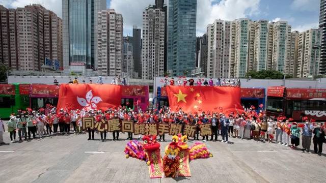 香港观光巴士巡游 逾百名抗疫义工同庆回归祖国25周年