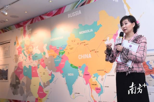 2016年，香港妇协举办一带一路当代女性艺术家联展，何超琼担任本次展会策展人。受访者供图