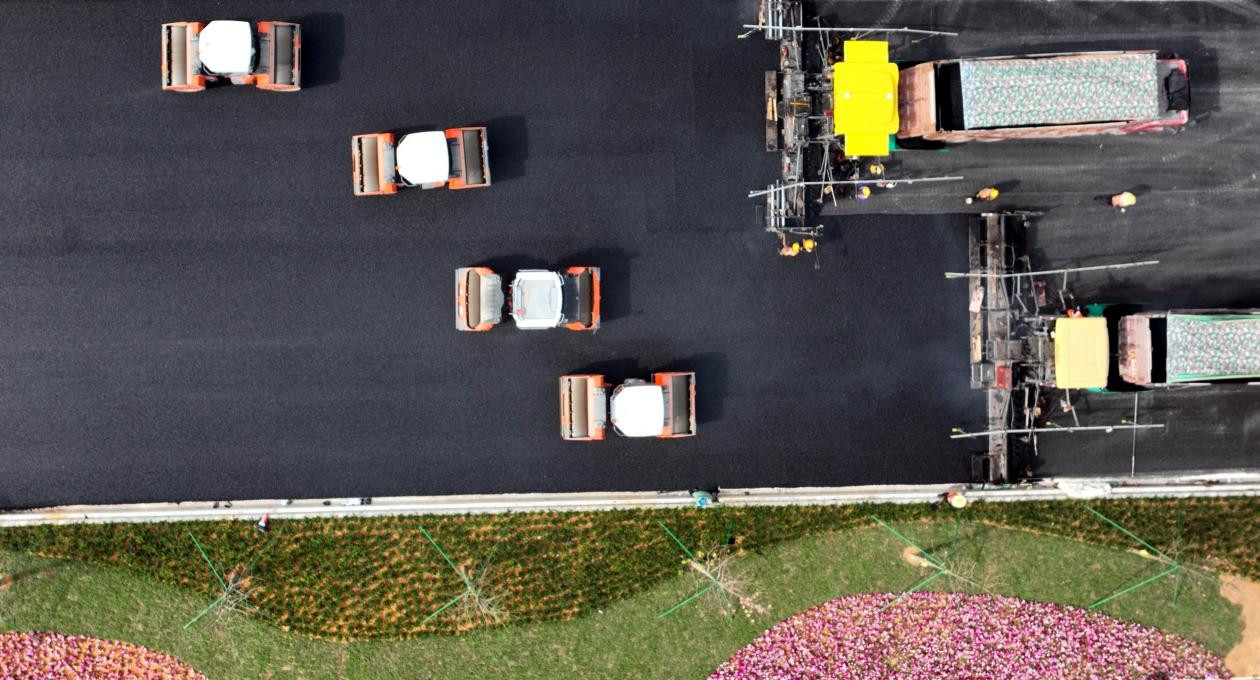 瓦窑岗服务区路面摊铺现场