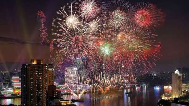 白鹅潭春节烟花汇演继续！广州发布新春十大主题文旅活动