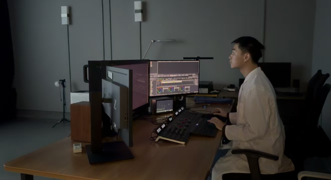 技术人员调色演示