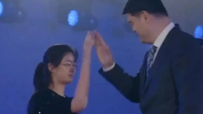 姚明女儿15岁身高1米9！遗传公式算出范围后，如何突破上限？