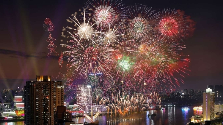 白鹅潭春节烟花汇演继续！广州发布新春十大主题文旅活动