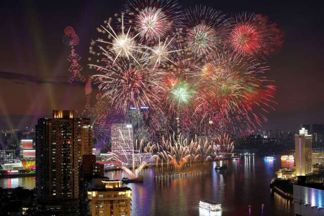 2025年1月29日,大年初一晚,广州白鹅潭春节烟花汇演闪耀珠江,璀璨夺目。南方+拍客 陈健明 摄 2025年1月29日,大年初一晚,广州白鹅潭春节烟花汇演闪耀珠江,璀璨夺目。南方+拍客 陈健明 摄