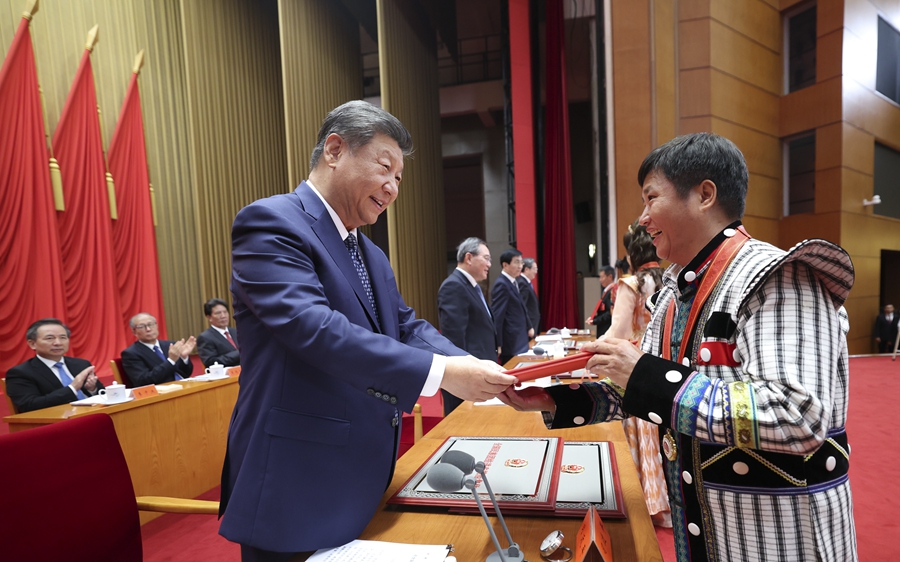 　　9月27日，全国民族团结进步表彰大会在北京举行。这是习近平等为受表彰的模范个人和模范集体代表颁奖。新华社记者 鞠鹏 摄