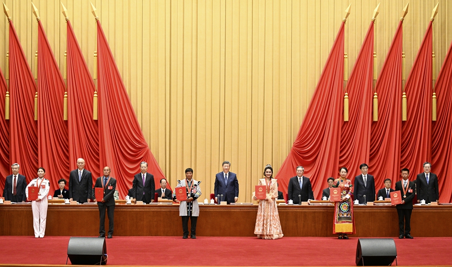 　　9月27日，全国民族团结进步表彰大会在北京举行。这是习近平等为受表彰的模范个人和模范集体代表颁奖。新华社记者 李学仁 摄