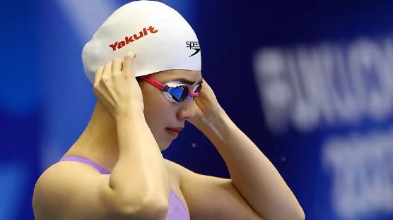 成都大运会游泳女子50米蝶泳决赛 中国选手张雨霏获得金牌