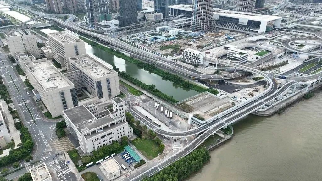 Bridge connecting University of Macau and Hengqin Port completed