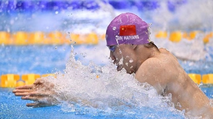 “蛙王”大运会首金到手！覃海洋100米蛙泳夺冠