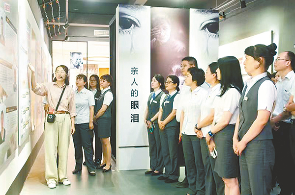 浙江省温岭市纪委监委坚持把加强年轻干部教育管理监督放在突出位置,常态化组织新提拔任用的年轻干部参观廉政警示教育基地,以身边案警示教育身边人,强化年轻干部纪律规矩意识,引导年轻干部扣好廉洁从政“第一颗扣子”。图为该市金融系统年轻干部参观市反腐倡廉暨预防职务犯罪教育中心。彭松云 摄