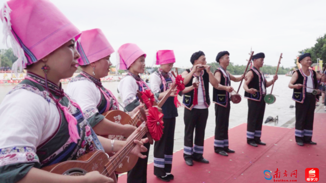 来自贵州平塘县的布依族贵州八音传唱给当地群众带来不一样的体验。