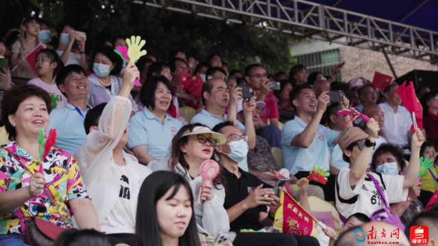 围观的观众点赞“很精彩”。