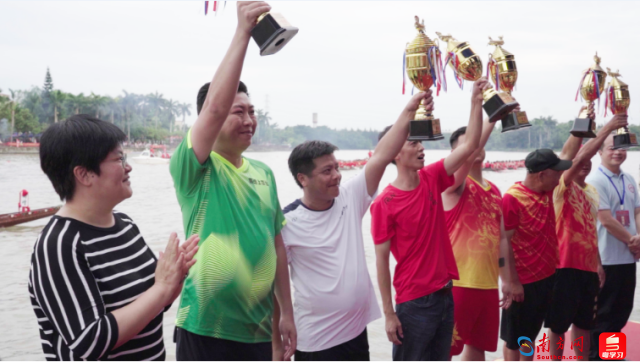 传统龙第一名颁奖。