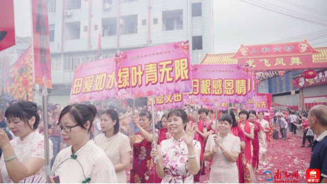 200多名精心打扮的“外嫁女”受邀请回村参加当天的龙舟活动。