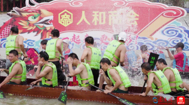 彩龙表演展示了人和镇乡村振兴成果、华侨文化特色及部分企业风采。