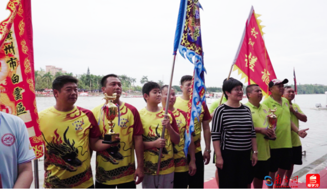 标准龙比赛,均禾街的白云荣峰龙舟队夺冠。