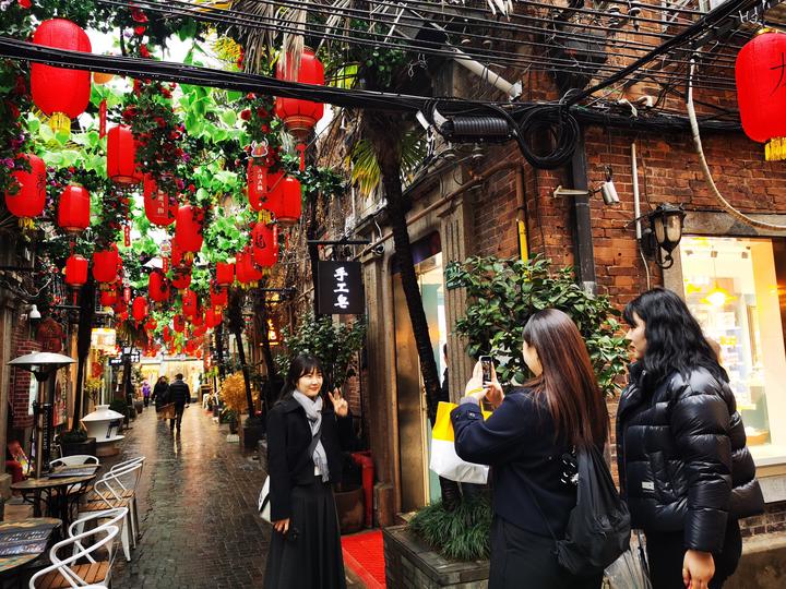 游客在上海田子坊拍照“打卡”。不同元素“碰撞”形成的反差让消费者获得不一样的感受	，</p><p style=