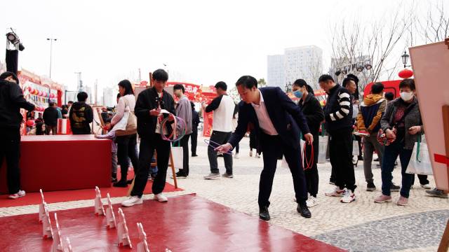 两地居民热热闹闹庆元宵。