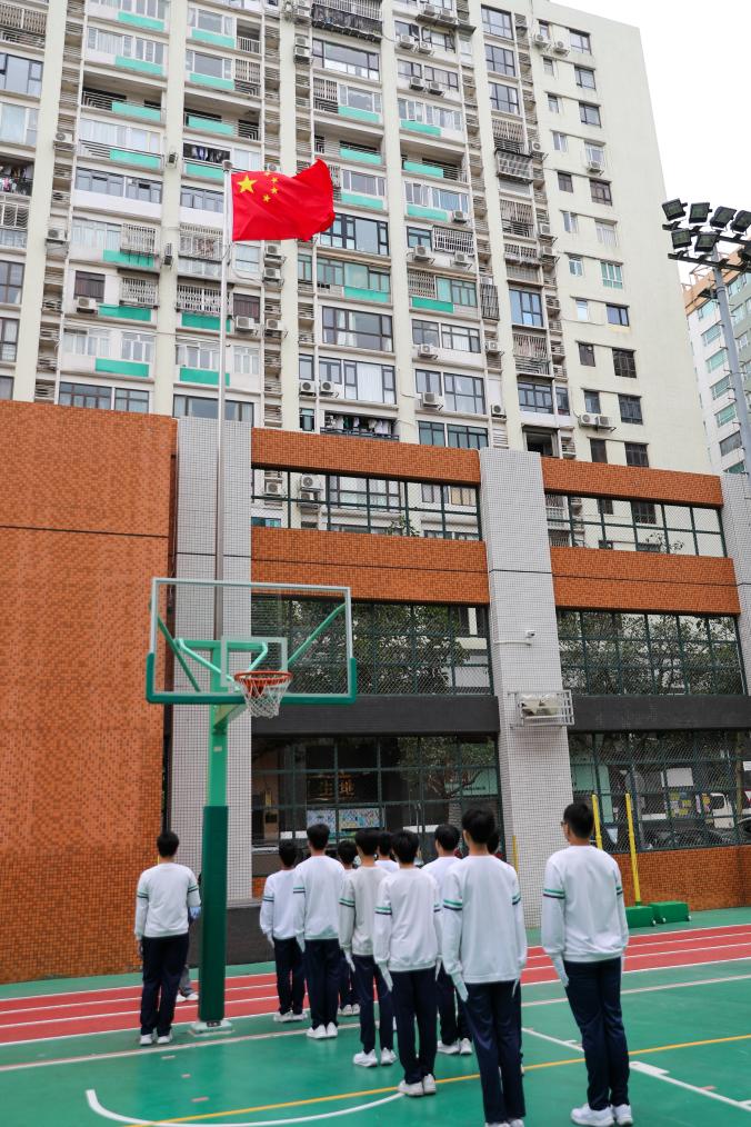 2024年11月22日，学生在澳门教业中学操场举行升国旗仪式。新华社记者 王益亮 摄