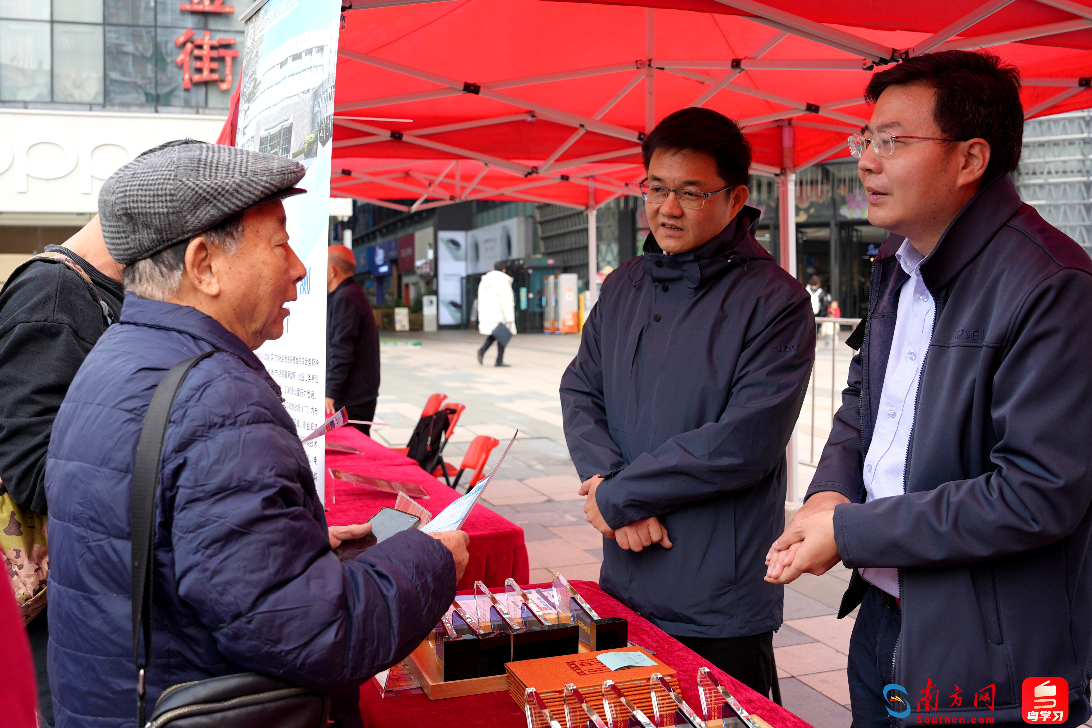 现场设立咨询摊位解答市民关于老旧电梯更新相关疑问（通讯员供图）