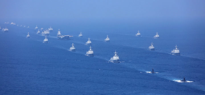 2018年4月12日，中央军委在南海海域隆重举行海上阅兵。这是航母打击作战群等接受检阅。新华社发（莫小亮 摄）