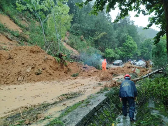 ▲乳源瑶族自治县国道G323线清障疏排灾毁道路