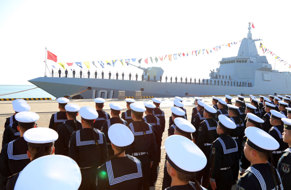 2020年1月12日，中国人民解放军海军055型驱逐舰首舰南昌舰归建入列仪式在青岛某军港码头举行。新华社发（李唐 摄）