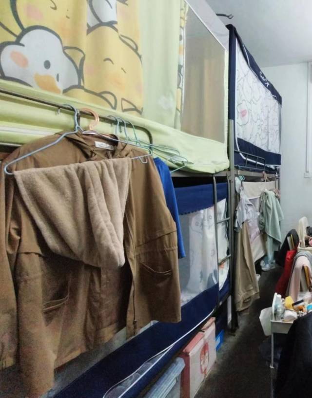 广东某高校学生宿舍，床位上均挂了床帘