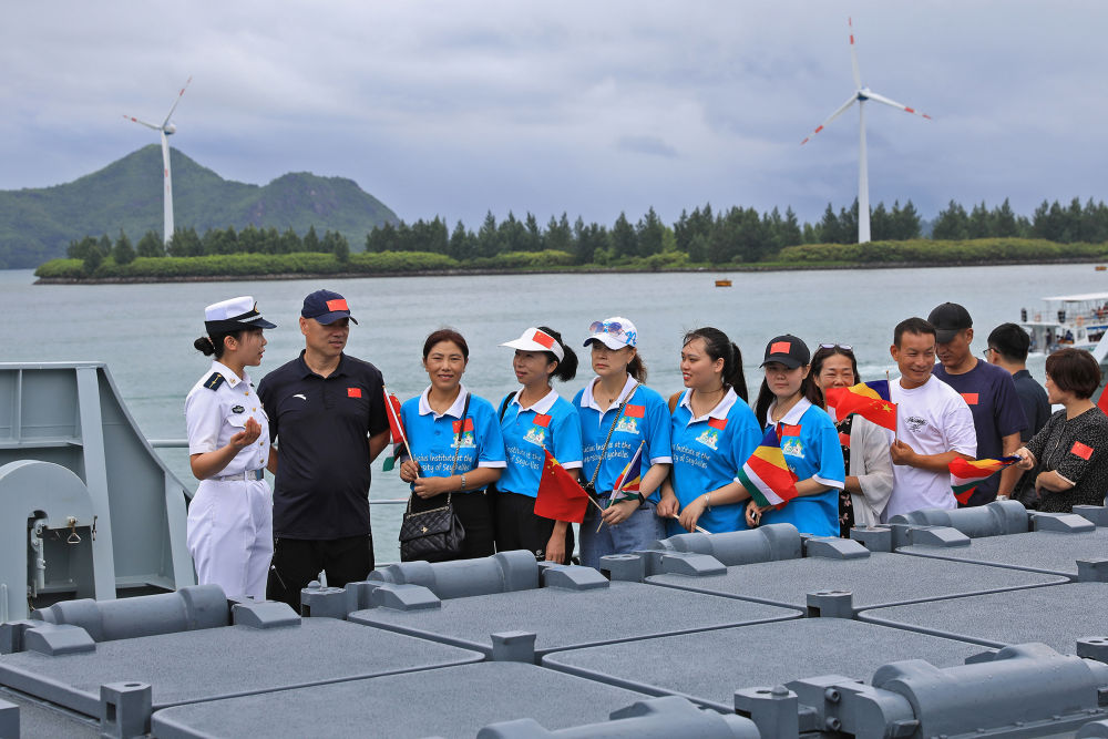 2024年4月18日，中国海军第45批护航编队抵达塞舌尔维多利亚港，码头欢迎人群登舰参观。新华社发（王远方 摄）