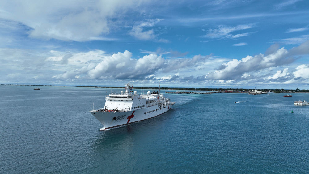 2023年7月22日，中国海军“和平方舟”号医院船结束对基里巴斯的访问驶离塔拉瓦港。新华社发（桂江波 摄）
