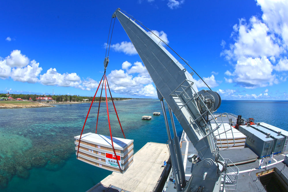 2022年2月19日，赴汤加执行运送救灾物资任务的中国海军舰艇编队在努库阿洛法港卸载移动板房。新华社发（薛成清 摄）