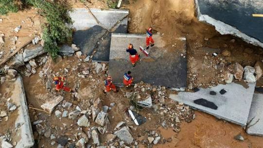 一支支队伍迎着风雨赶赴一线 托起人民群众的生命安全