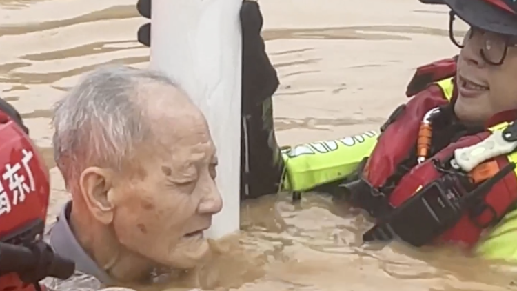 洪水淹到老人脖子，消防员紧急救援｜直击梅州汛情