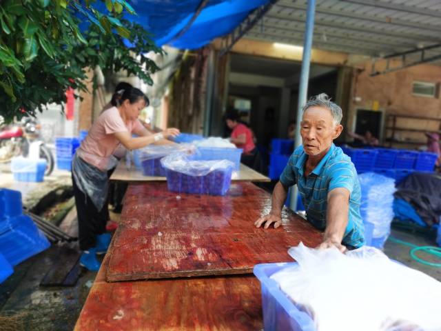 村民正在打包新鲜荔枝。