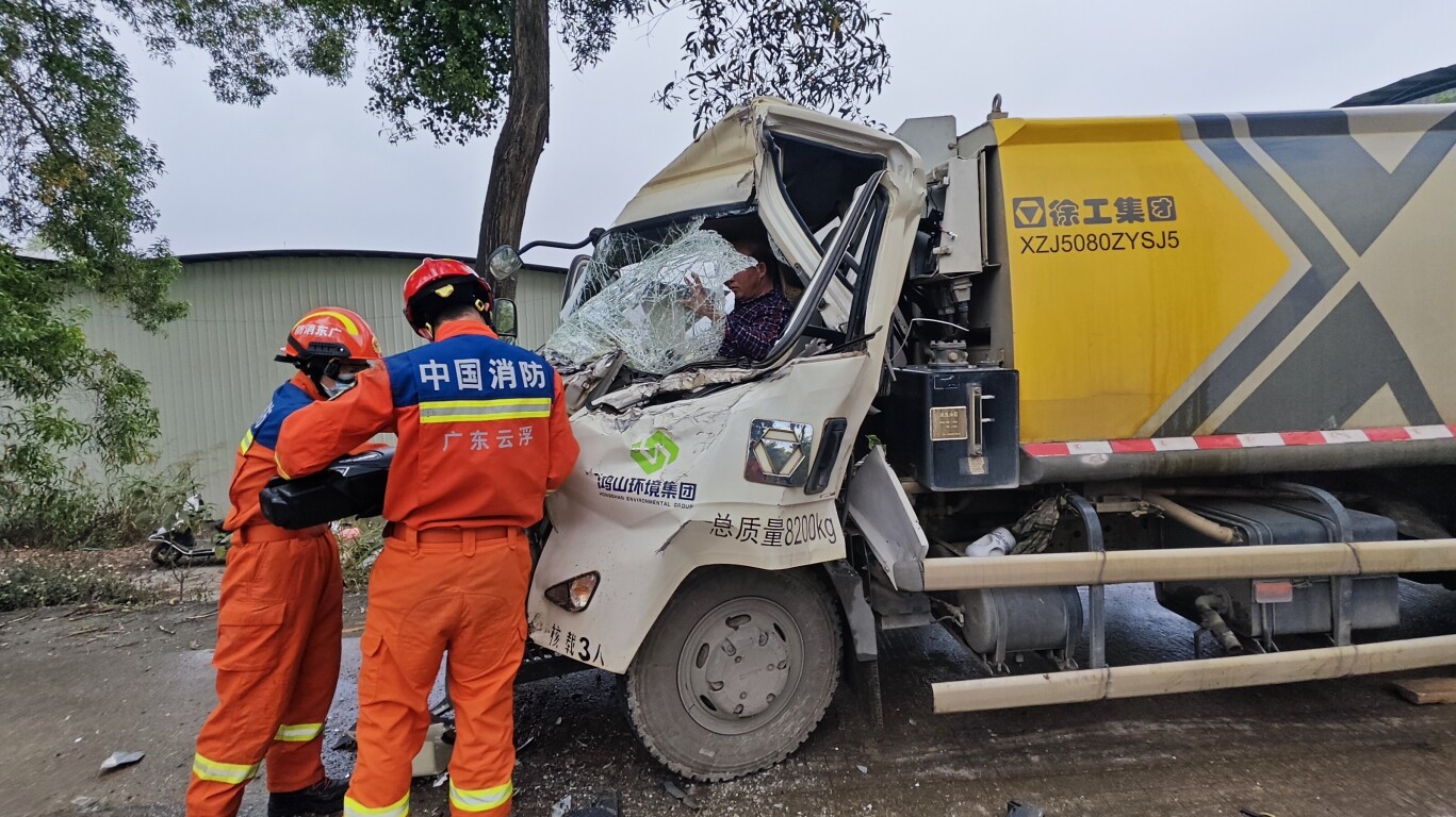 两车追尾司机被困 罗定消防火速破拆救援