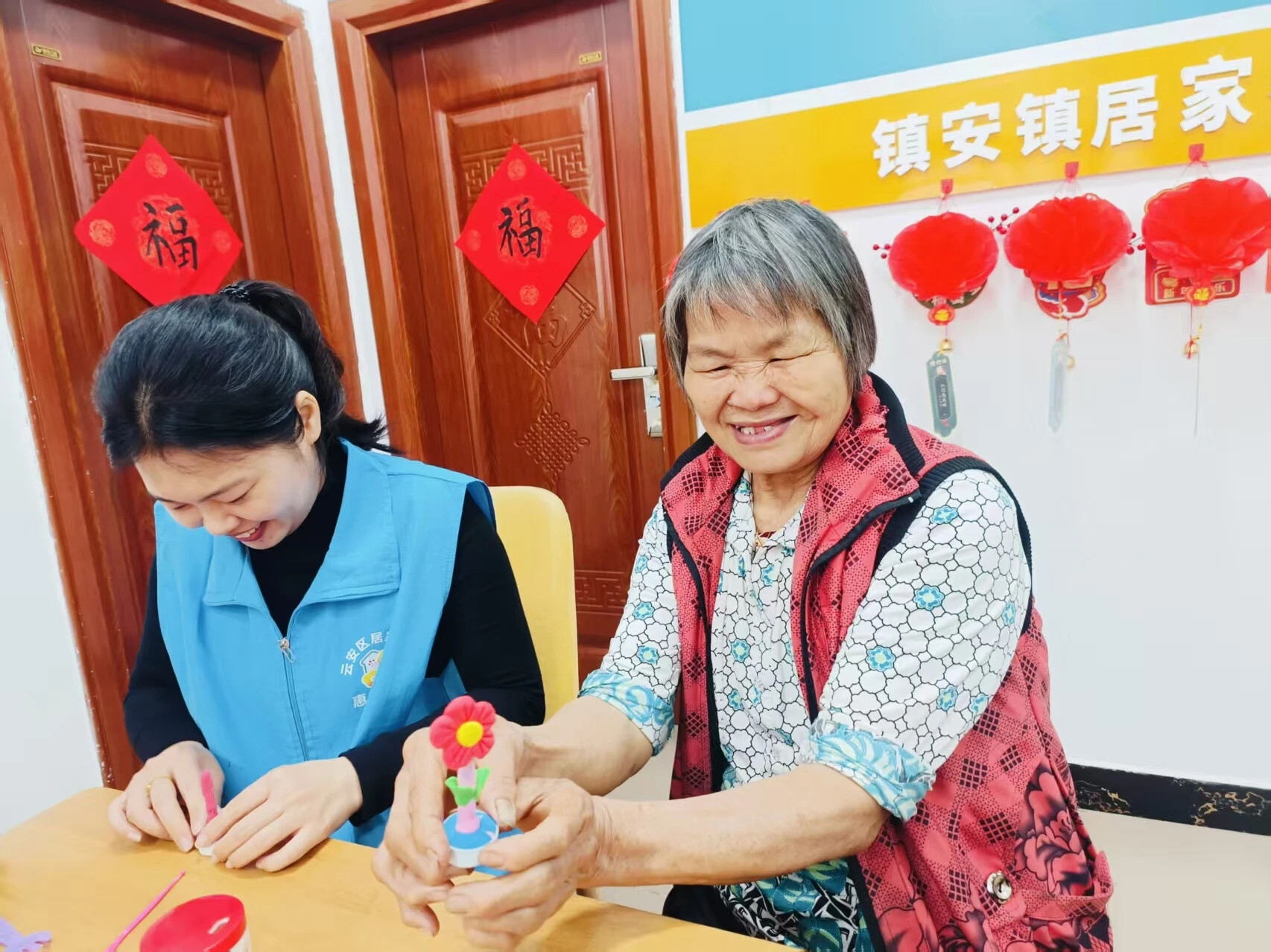 云安：开展居家养老“粘土绽放 岁月生花”妇女节主题活动