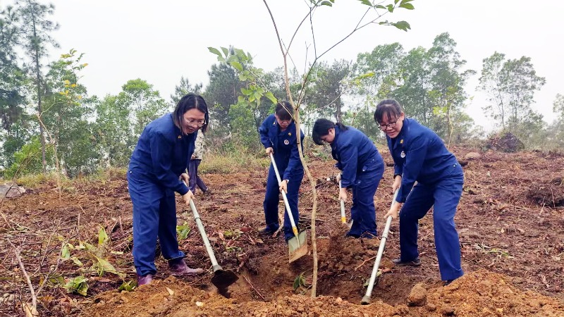 罗定市应急消防系统“三八节”植树护青山
