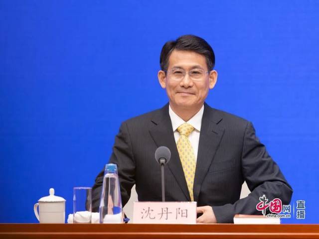 政府工作报告起草组负责人：我收到一条短信……