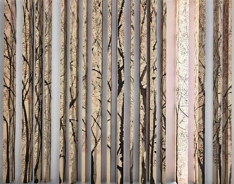 冯永基 Raymond Fung 
万语千言 Ten Thousand Words
纸本水墨设色、铝、灯 Ink on paper, aluminum, and light