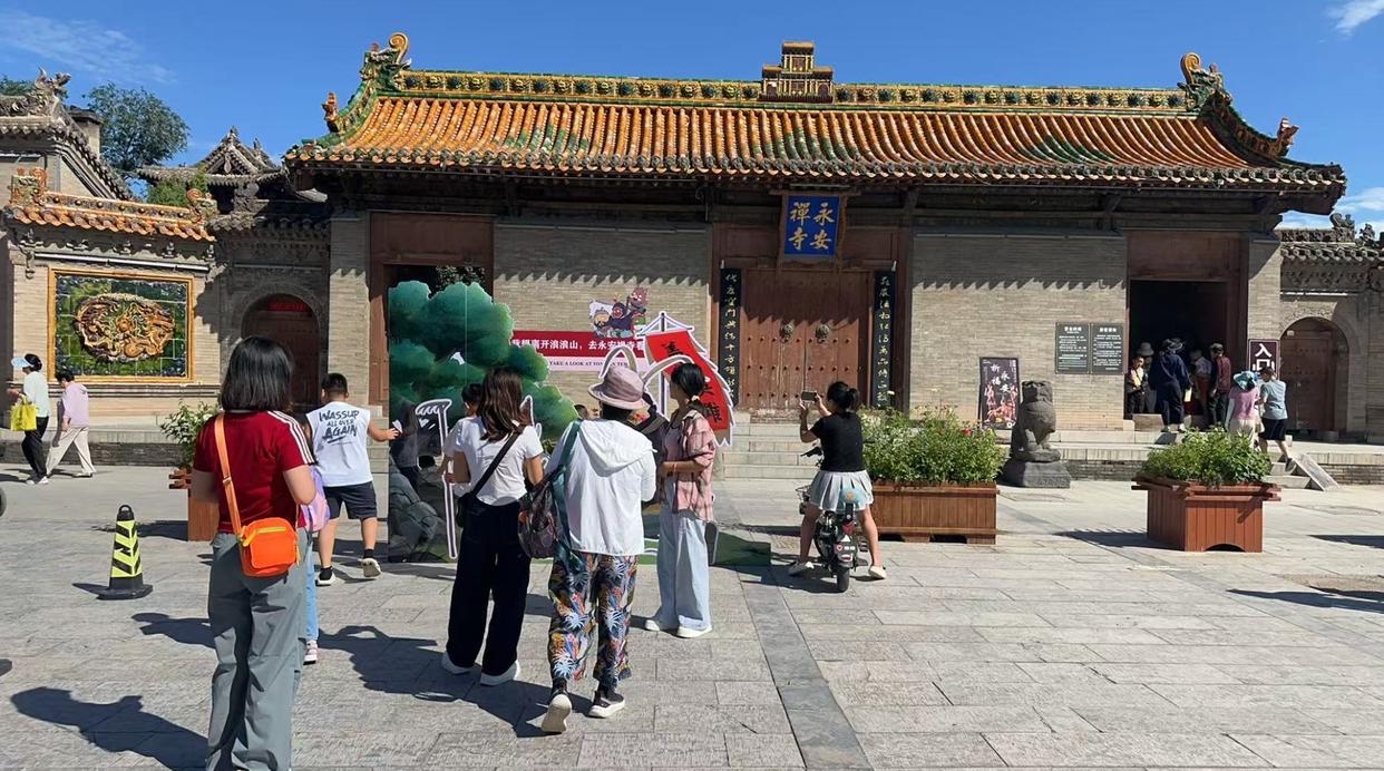 △游客在永安寺參觀