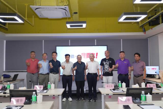 广东省养猪行业协会会长刘小红,广东省家禽业协会副会长张细权,广东省畜牧兽医学会党委书记、副理事长卢受昇,广东省牛产业发展促进会会长陈晓申,广东省奶业协会会长颜远义,广东省肉鸽行业协会会长李耀华,广东省动物保健品协会副会长武力,广东省饲料行业协会会长蒋宗勇,南方报业传媒集团经委会委员、南方农村报经营有限公司总经理张璐出席开班仪式。 广东省养猪行业协会会长刘小红,广东省家禽业协会副会长张细权,广东省畜牧兽医学会党委书记、副理事长卢受昇,广东省牛产业发展促进会会长陈晓申,广东省奶业协会会长颜远义,广东省肉鸽行业协会会长李耀华,广东省动物保健品协会副会长武力,广东省饲料行业协会会长蒋宗勇,南方报业传媒集团经委会委员、南方农村报经营有限公司总经理张璐出席开班仪式。