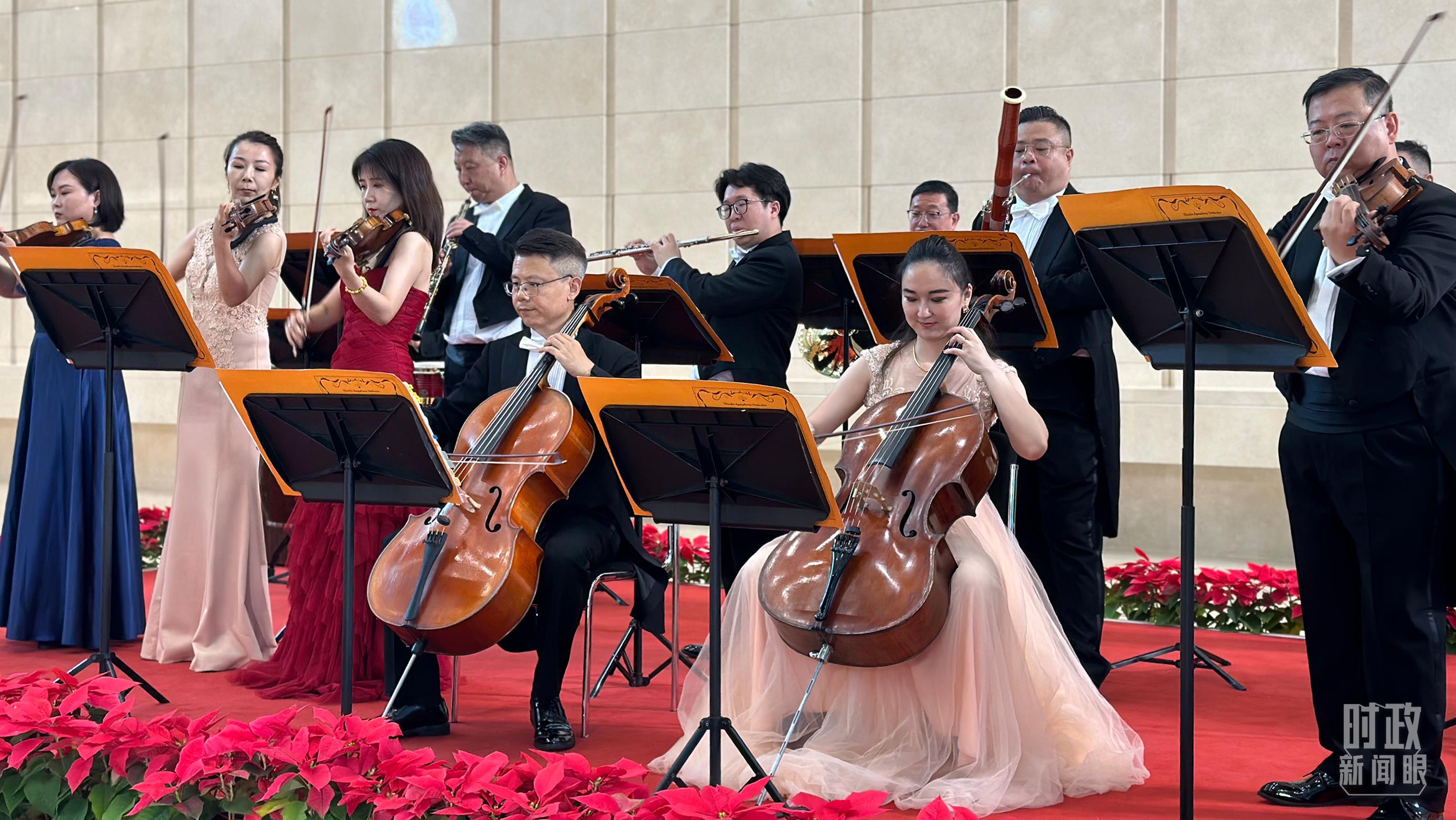 △天津交响乐团演奏与会各国知名乐曲。（总台央视记者卢心雨拍摄）