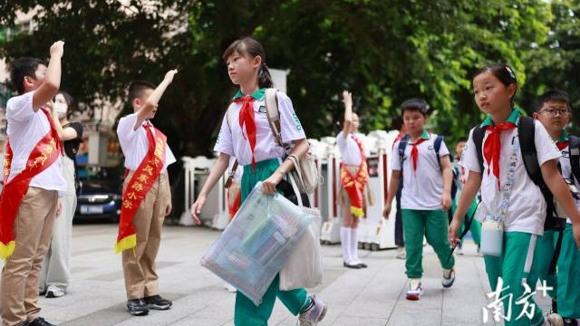 InPics | Energetic Guangdong kids welcome 15th National Games at start of new school term