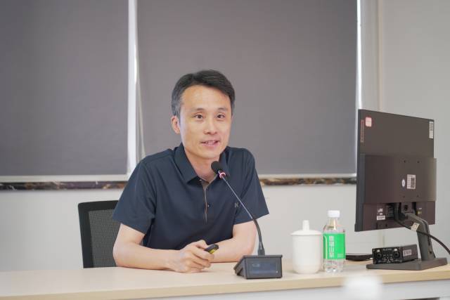 南方报业传媒集团经委会委员、南方农村报经营有限公司总经理张璐带来《什么是媒体+》的分享。 南方报业传媒集团经委会委员、南方农村报经营有限公司总经理张璐带来《什么是媒体+》的分享。