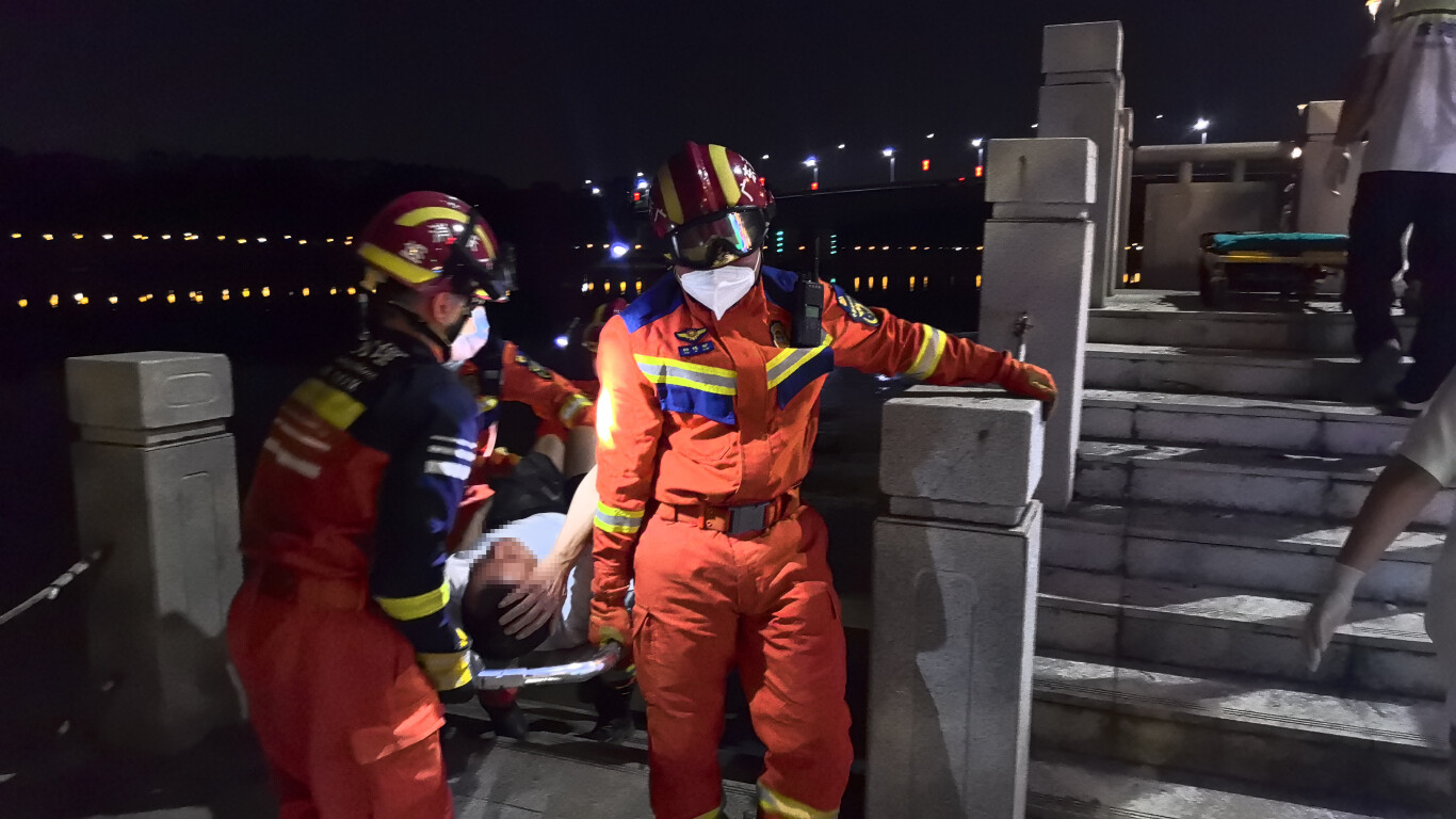 夜色中散步，东莞一男子失足坠落河滩……