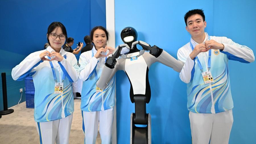 Volunteers contribute youthful vigor at SCO Summit 2025