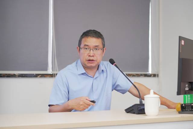 央广网广东负责人陈亚勇讲述了兴宁鸽如何从山窝飞向世界的思考与探索。 央广网广东负责人陈亚勇讲述了兴宁鸽如何从山窝飞向世界的思考与探索。