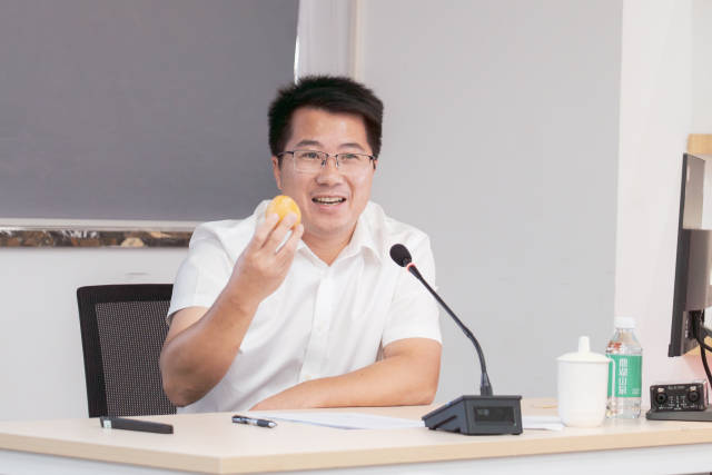 韶关·乐昌市人民政府副市长张杰以《乐昌黄金柰李走出大山走进巴黎奥运》为题,揭秘了农产品出海的完整路径。 韶关·乐昌市人民政府副市长张杰以《乐昌黄金柰李走出大山走进巴黎奥运》为题,揭秘了农产品出海的完整路径。