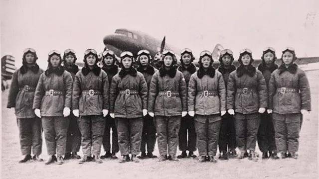 新中国第一批女飞行员