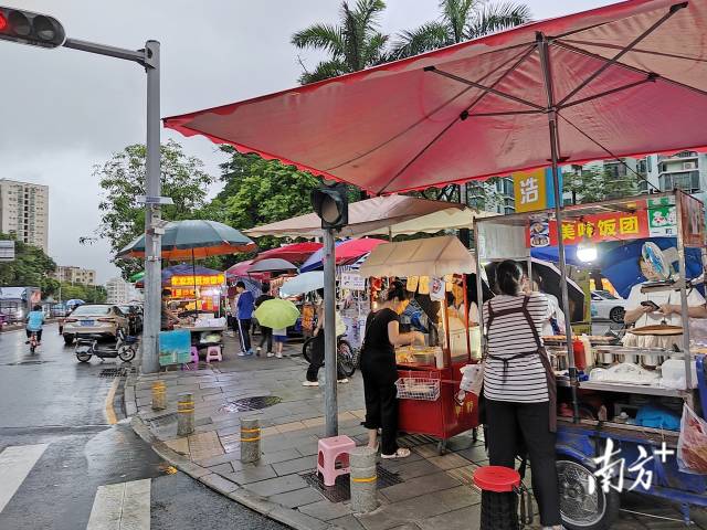 流动摊贩在带来烟火气的同时,占人行道盲道经营等现象被不少市民诟病。 流动摊贩在带来烟火气的同时,占人行道盲道经营等现象被不少市民诟病。